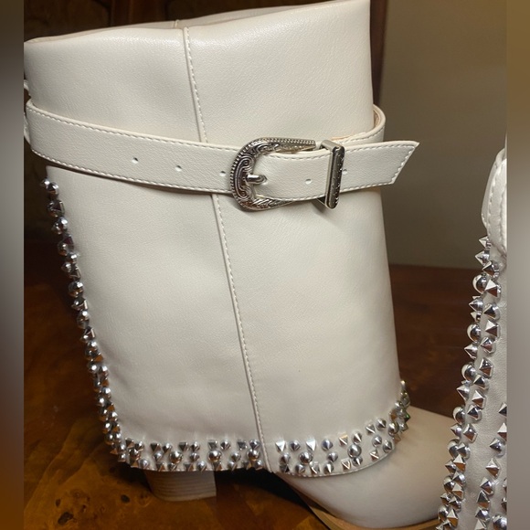 Elegant Cream Ankle Boots with Rhinestone Detailing - Picture 9 of 12